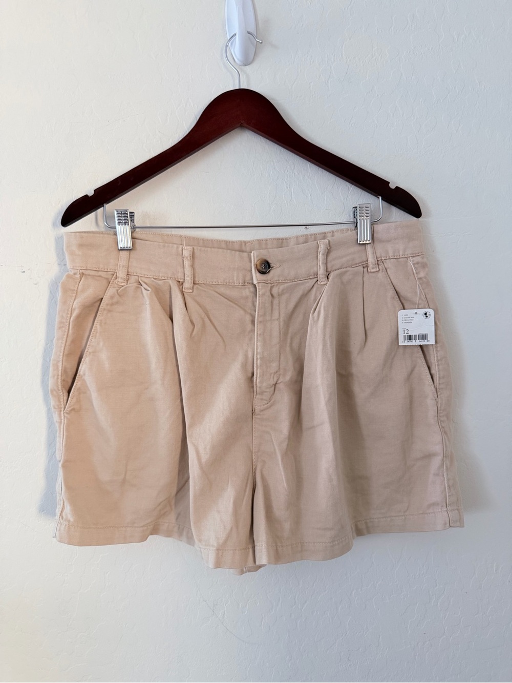 Free People Billie Chino Shorts Almond Milk Pleated Size 12 NWT